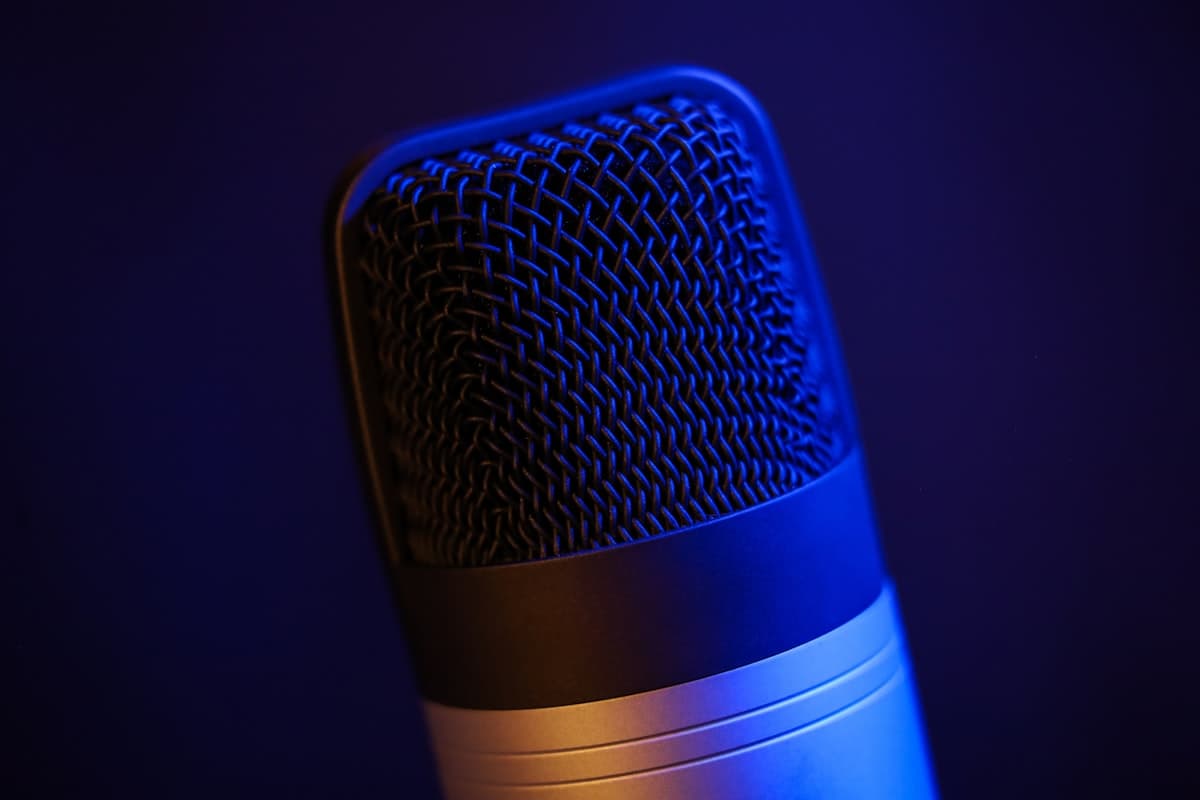 Microfone profissional de podcast em estúdio
