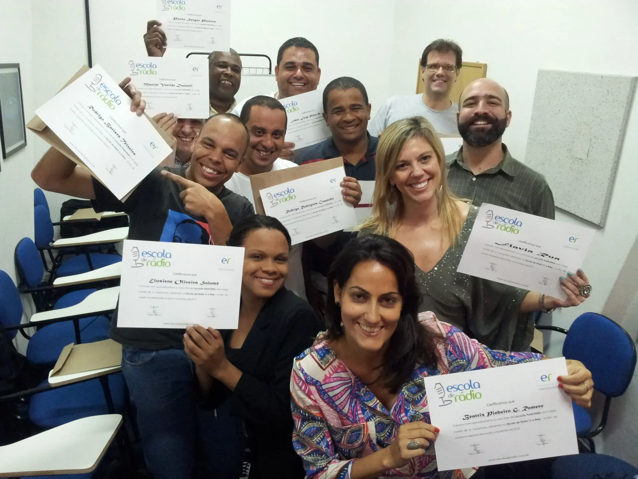 Turma de alunos da Escola de Rádio com seus diplomas