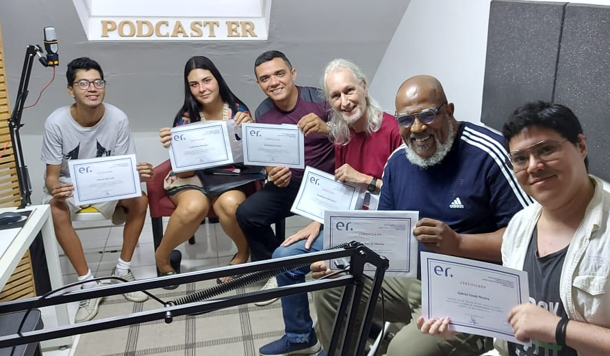 Aluno da Escola de Rádio com diploma de formação
