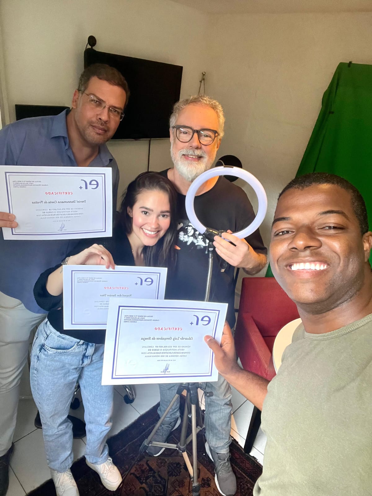 Aluno da Escola de Rádio recebendo diploma